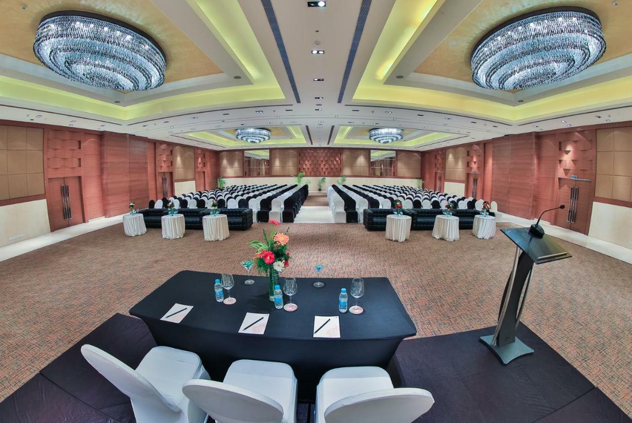 The Lalit Chandigarh Bagian luar foto